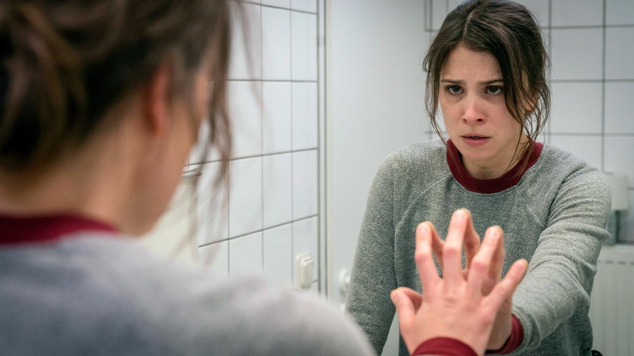 "Tatort: Inferno": Unter Schock: Kommissarin Nora Dalay (Aylin Tezel) muss verarbeiten, was sie gerade erlebt hat.