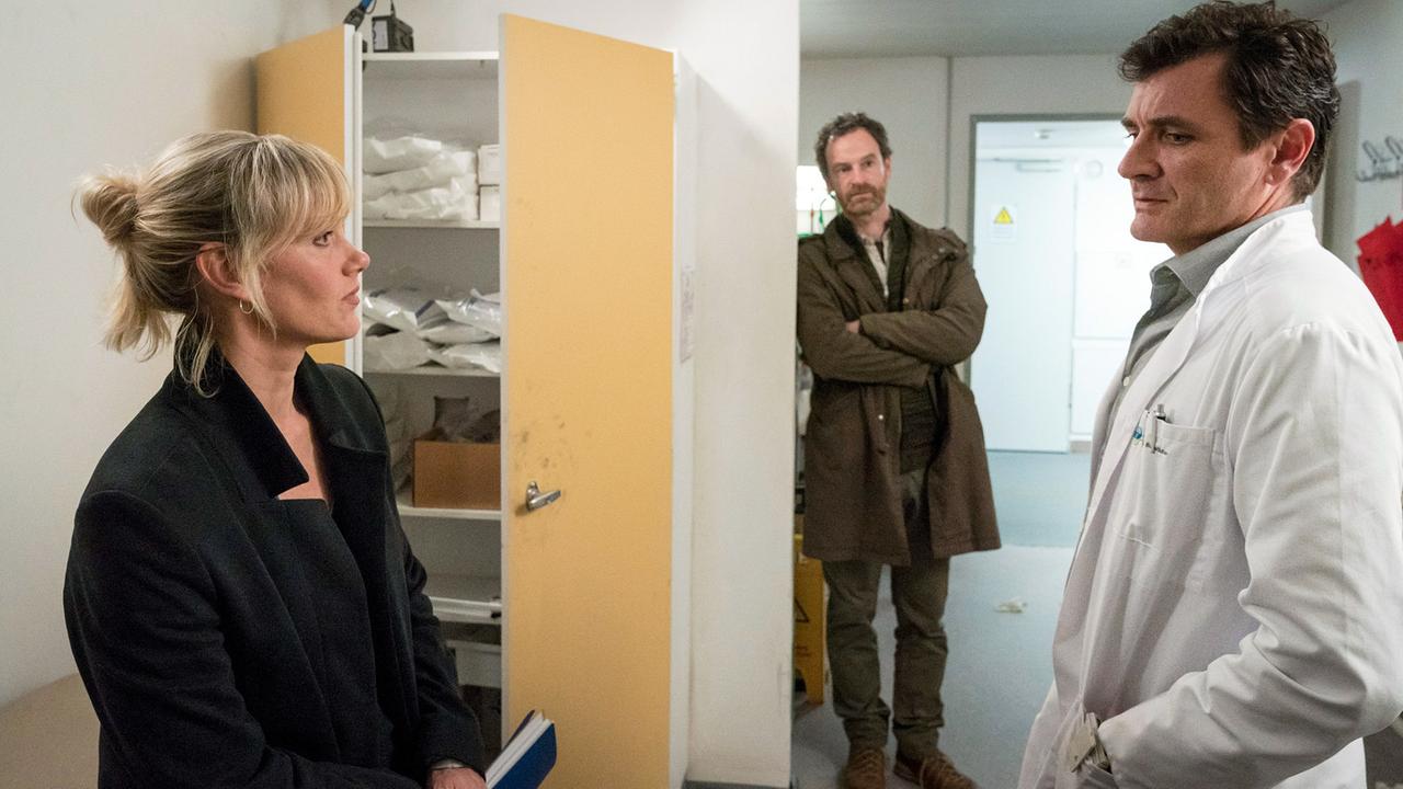 "Tatort: Inferno": Am Tatort: Dr. Dr. Andreas Norstädter (Alex Brendemühl, rechts) berichtet den Kommissaren Peter Faber (Jörg Hartmann) und Martina Bönisch (Anna Schudt), was er über die Tote weiß.