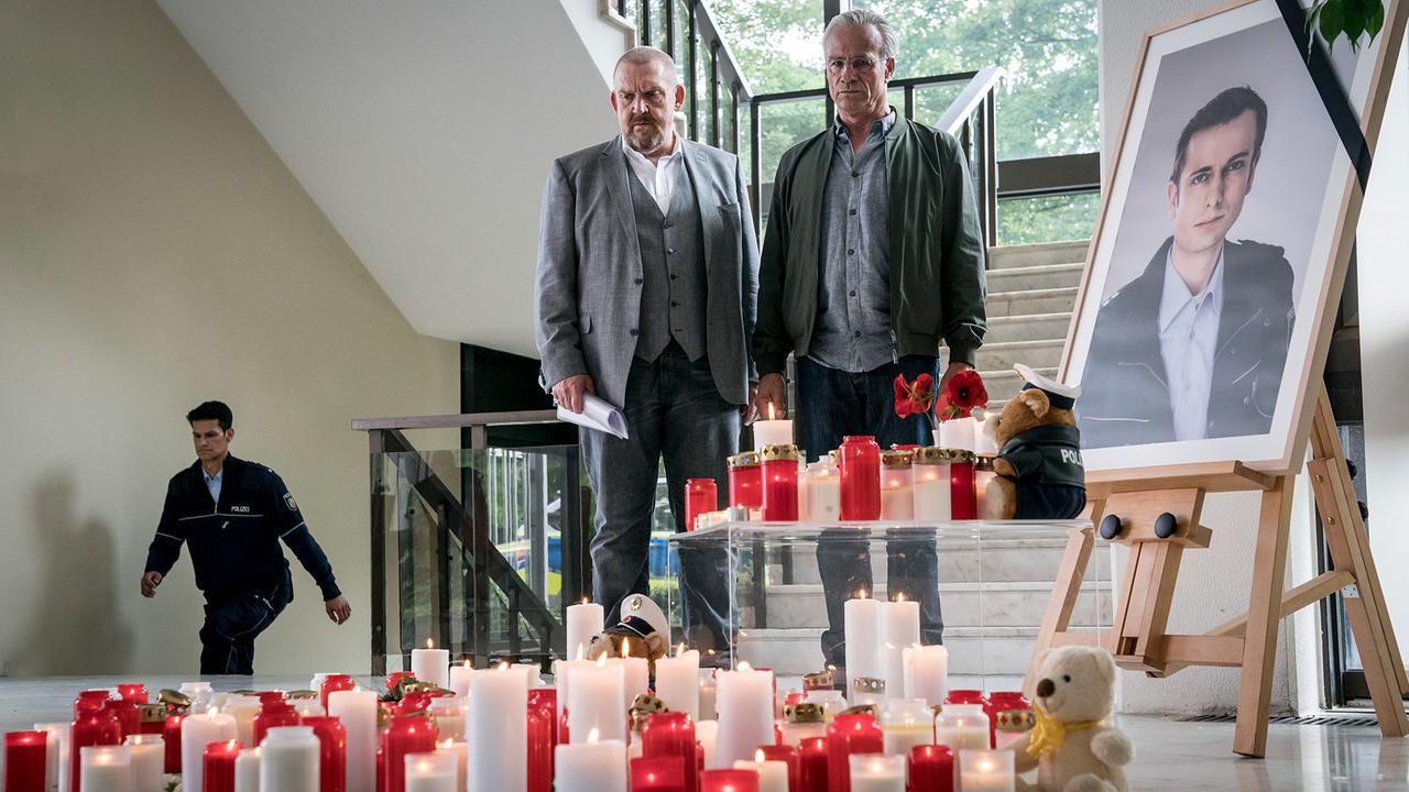 "Tatort - Kaputt": Freddy Schenk (Dietmar Bär, l) und Max Ballauf (Klaus J. Behrendt, r) an dem Ort, wo Kollegen in ihrer Dienststelle an den getöteten Beamten erinnern.