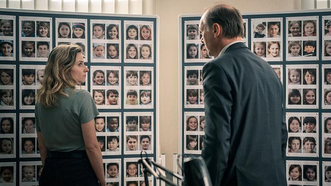 "Tatort: Katz und Maus": Karin Gorniak (Karin Hanczewski) und Schnabel (Martin Brambach) betrachten die Fotos der vermissten Kinder und suchen einen Zusammenhang zur Entführung der Journalistin Brigitte Burkhard.