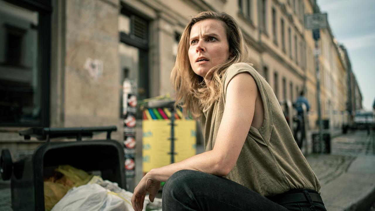 "Tatort: Katz und Maus": Karin Gorniak (Karin Hanczewski) hofft, im Müll Hinweise zu Schnabels Entführung oder sein Handy zu finden.