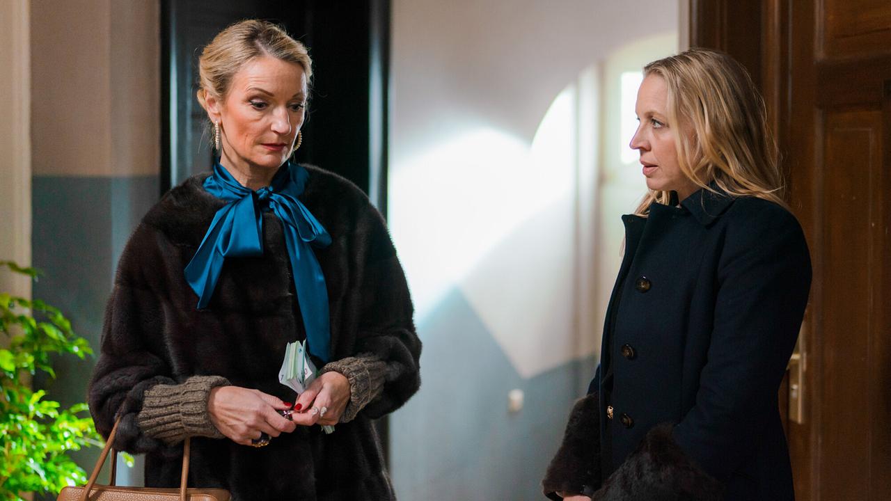 "Tatort: Kehraus": Anna Pollinger (Monika Gruber) und Silke Weinzierl (Nina Proll) reden im Treppenhaus.