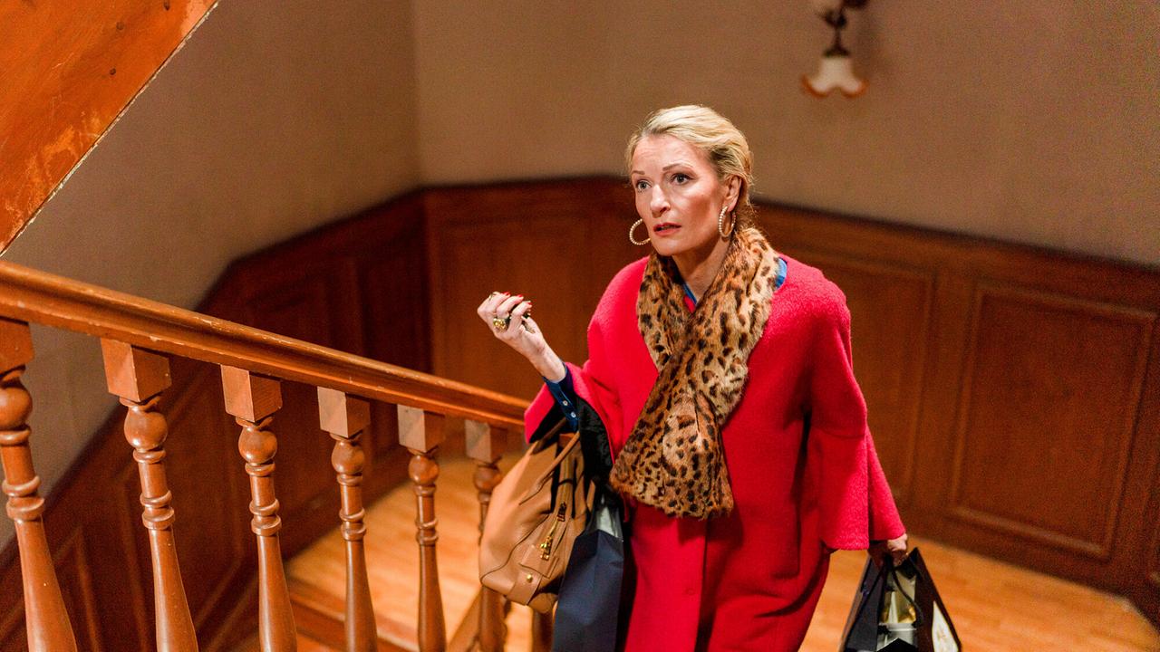 "Tatort: Kehraus": Anna Pollinger (Monika Gruber) geht die Treppe in ihrem Haus hoch.