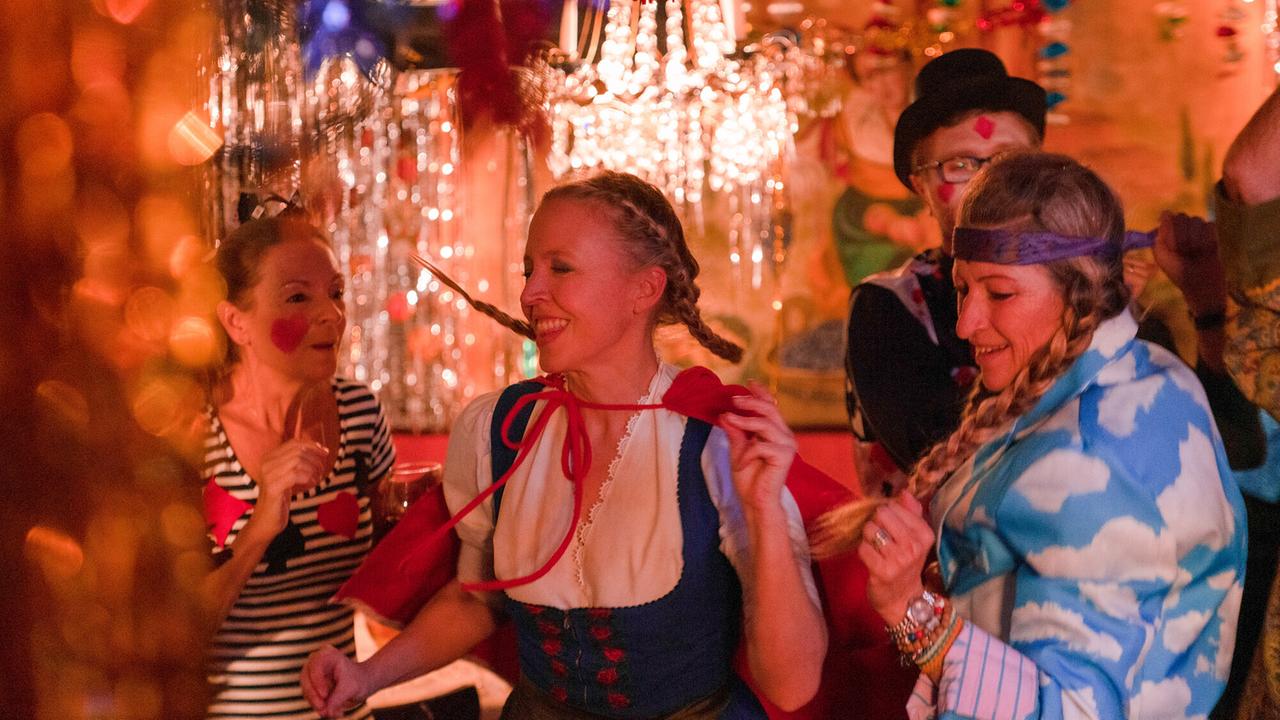 "Tatort: Kehraus": Silke Weinzierl (Nina Proll) tanzt im Fasching in Irmis Stüberl.