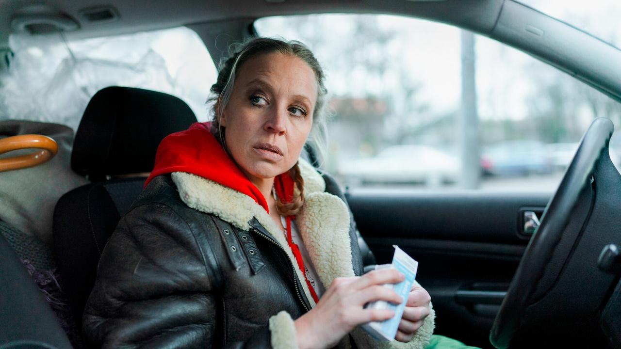 "Tatort: Kehraus": Silke Weinzierl (Nina Proll) sitzt im Auto und nimmt Tabletten.