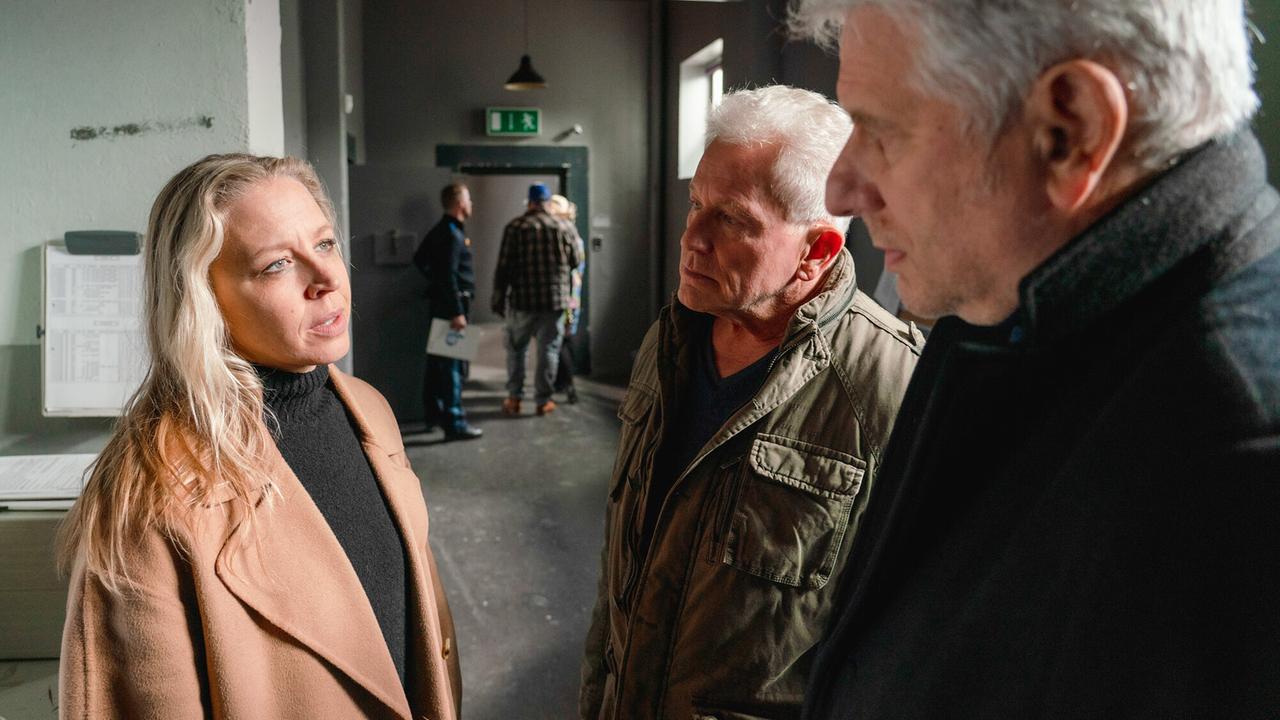 "Tatort: Kehraus": Silke Weinzierl (Nina Proll), Franz Leitmayr (Udo Wachtveitl, rechts) und Ivo Batic (Miroslav Nemec) reden.