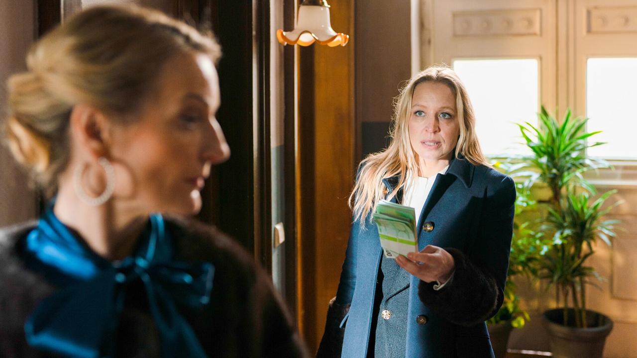 "Tatort: Kehraus": Silke Weinzierl (Nina Proll, rechts) begleicht ihre Mietschulden bei Anna Pollinger (Monika Gruber).