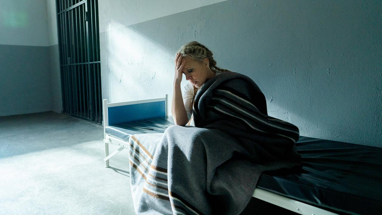 "Tatort: Kehraus": Silke Weinzierl (Nina Proll) sitzt in der Ausnüchterungszelle und hält sich den Kopf.