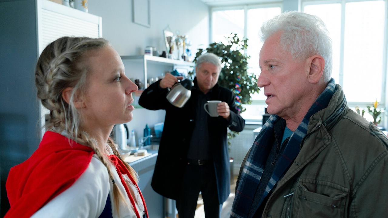 "Tatort: Kehraus": Silke Weinzierl (Nina Proll) und Ivo Batic (Miroslav Nemec, rechts) reden, Franz Leitmayr (Udo Wachtveitl) im Hintergrund.
