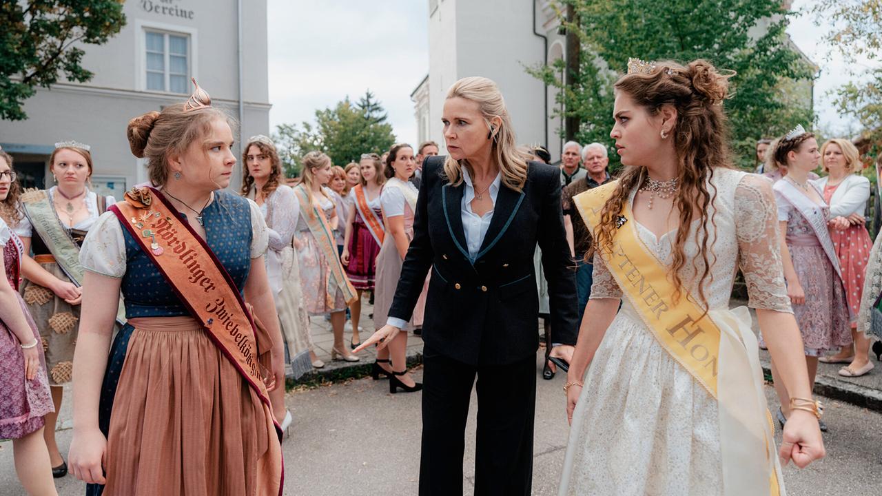 "Tatort: Königinnen": Sylvia (Veronica Ferres, Mitte) versucht den Streit zwischen Annelie (Daria Vivien Wolf, links) und Toni (Lilly Wiedemann) zu schlichten.