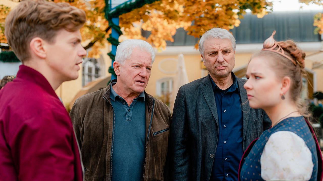 "Tatort: Königinnen": Kalli (Ferdinand Hofer) ist nicht begeistert, dass Annelie (Daria Vivien Wolf) die Kommissare Ivo Batic (Miroslav Nemec, 2. von links) und Franz Leitmayr (Udo Wachtveitl, 2. von rechts) bei den Ermittlungen unterstützt.
