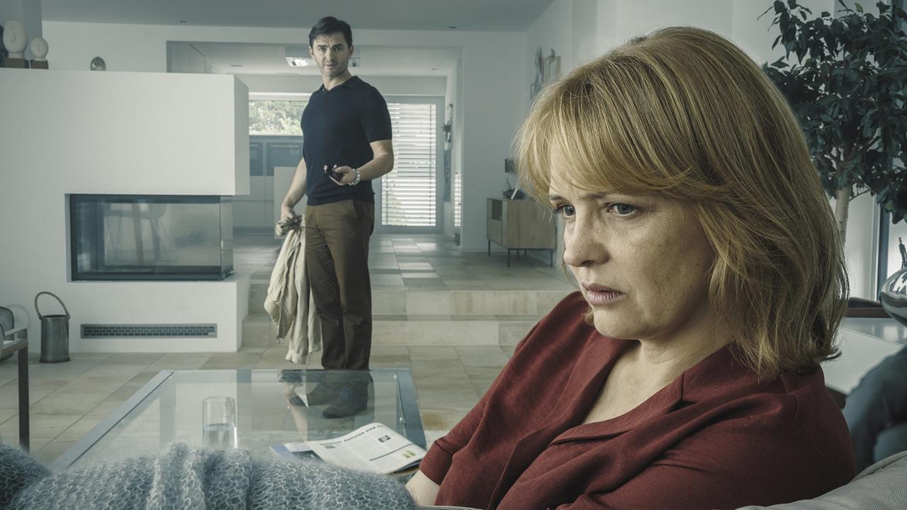 "Tatort: Lass den Mond am Himmel stehen": David Kovacic (Lenn Kudrjawitzki) wird kurzfristig zur Arbeit ins Krankenhaus gerufen. Judith Kovacic (Laura Tonke) lässt ihn gehen.