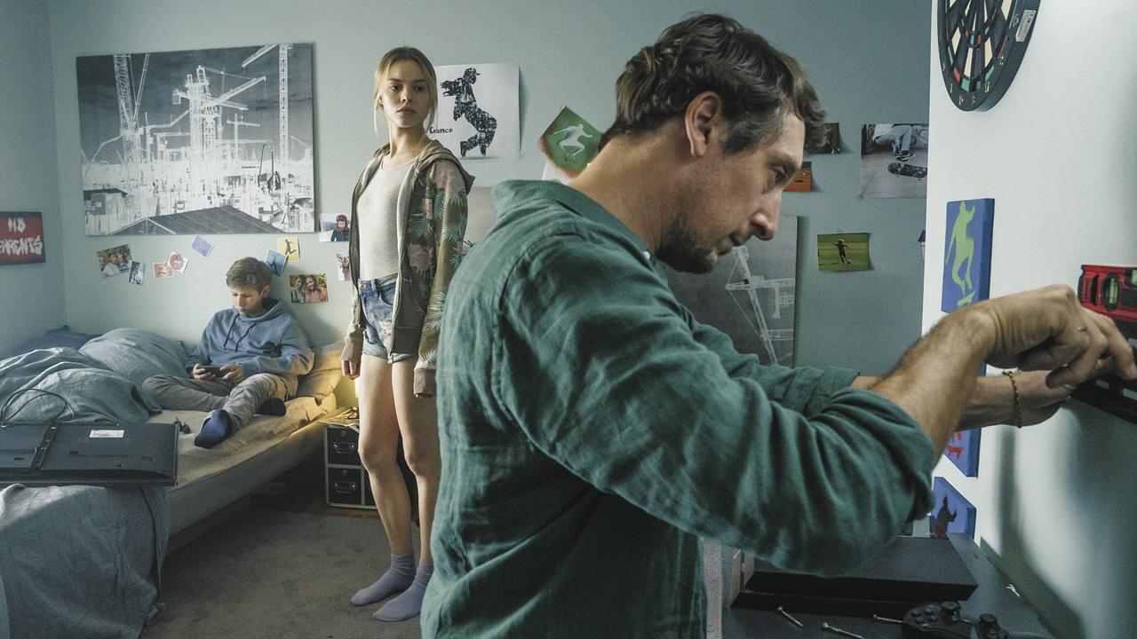 "Tatort: Lass den Mond am Himmel stehen": Als Martin Schellenberg (Hans Löw, rechts) einen Flatscreen im Zimmer seines Sohnes Bastis (Tim Offerhaus, links) montiert, wird seine Tochter Hannah (Lea Zoe Voss, Mitte) eifersüchtig.
