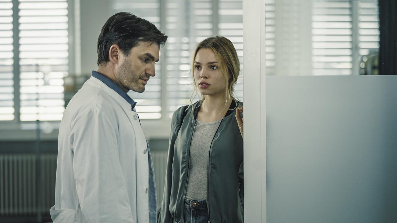 "Tatort: Lass den Mond am Himmel stehen": Hannah Schellenberg (Lea Zoe Voss) will mit David Kovacic (Lenn Kudrjawizki) sprechen, der sie jedoch beiseite drängt.