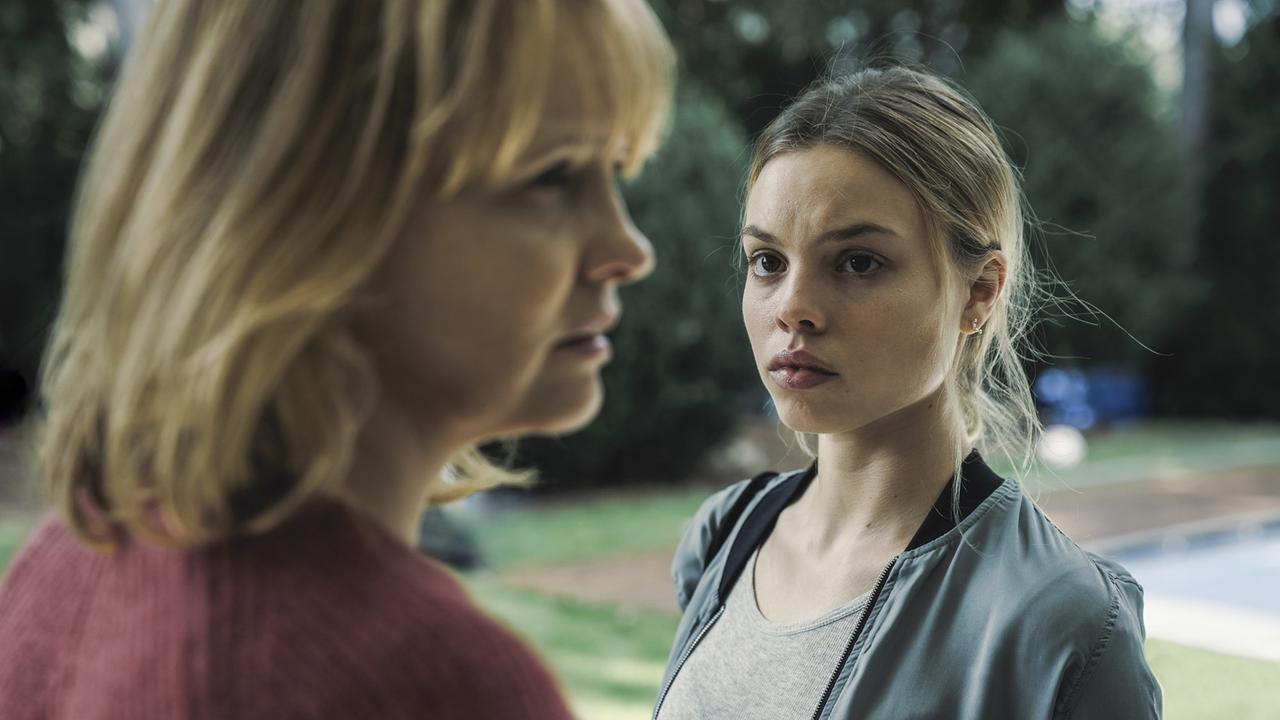 "Tatort: Lass den Mond am Himmel stehen": Hannah Schellenberg (Lea Zoe Voss) ist sich nicht sicher, ob sie Judith Kovacic (Laura Tonke) ihr Geheimnis verraten soll.