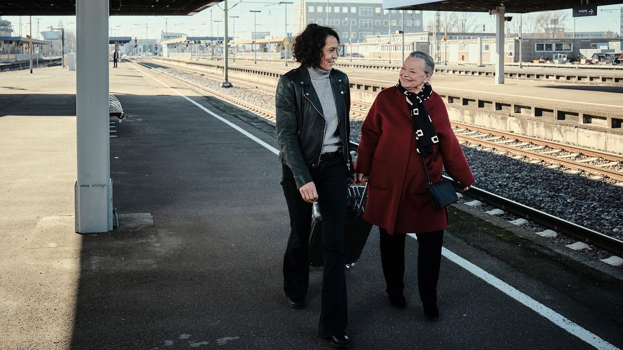 "Tatort: Lenas Tante": Lena (Ulrike Folkerts) ist zum Bahnhof geeilt, um ihre Tante Niki (Ursula Werner) abzuholen.