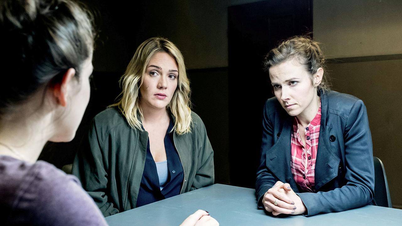 "Tatort: Level X": Emilia (li, Caroline Hartig) wird von den Ermittlerinnen Heni Sieland (mi, Alwara Höfels) und Karin Gorniak (re, Karin Hanczewski) befragt.