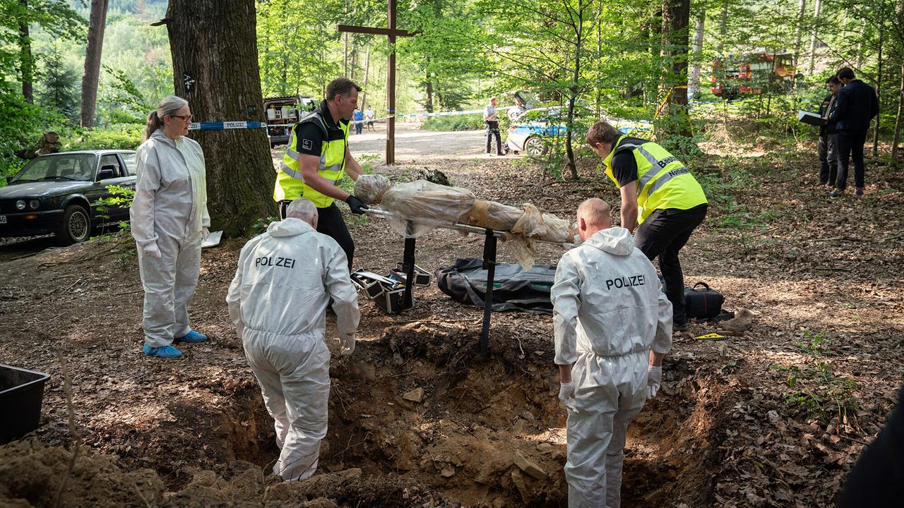"Tatort: Liebe mich!": Rechtsmedizinerin Dr. Greta Leitner (Sybille Schedwill, l) lässt eine Leiche bergen. Bei Vorbereitungen für eine Urnenbeisetzung in einem Bestattungswald wurde das Mordopfer entdeckt.