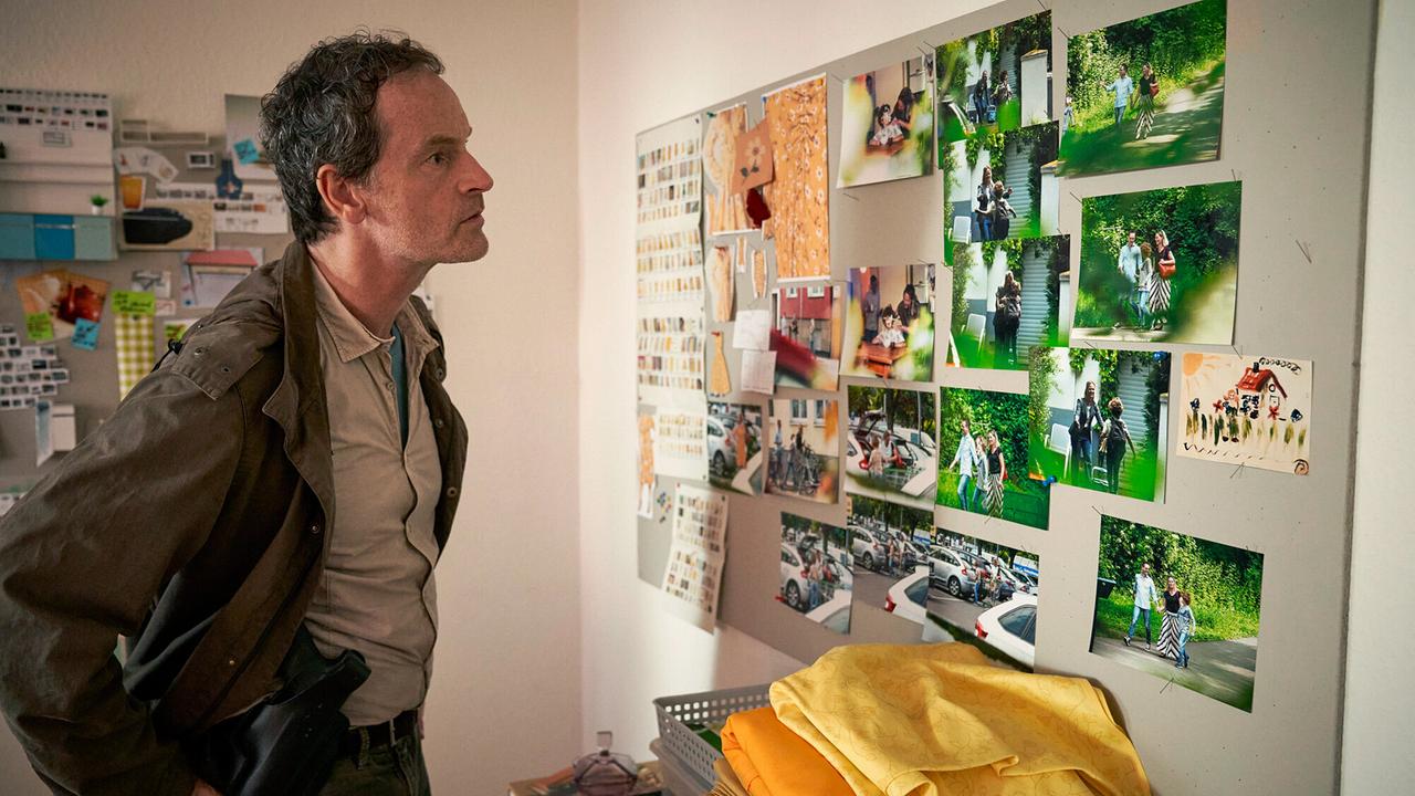 "Tatort: Liebe mich!": Kommissar Peter Faber (Jörg Hartmann) betrachtet in der Wohnung eines Verdächtigen Fotos, die ihn eindeutig mit den Morden in Verbindung bringen.