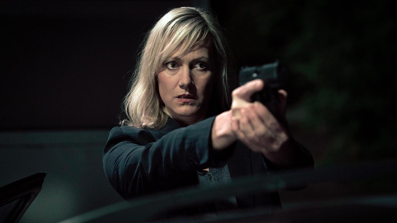 "Tatort: Liebe mich!": Kommissarin Martina Bönisch (Anna Schudt) stellt mit gezogener Waffe einen Verdächtigen.