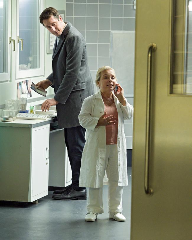 "Tatort: Limbus": Boernes Vertreter Dr. Jens Jacoby (Hans Löw, links) und Silke Haller (Christine Urspruch, rechts) sind in der Rechtsmedizin. Silke Haller erhält einen Anruf aus dem Krankenhaus.