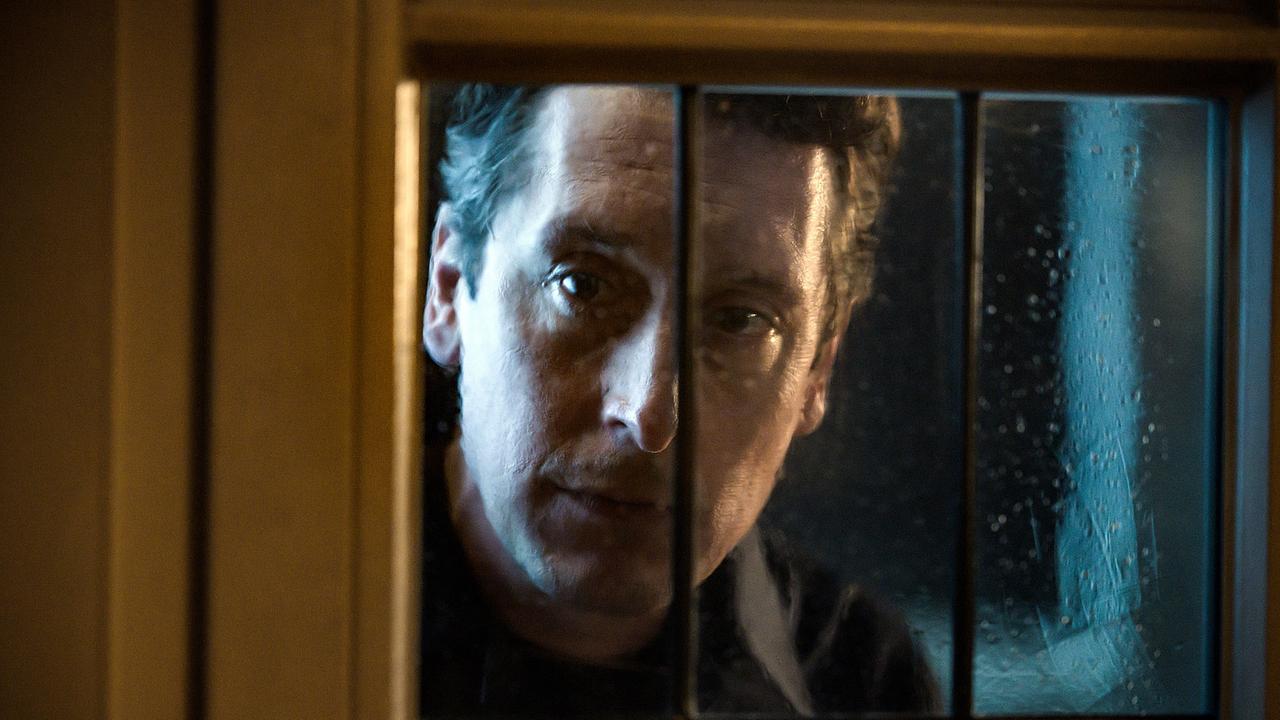 "Tatort: Limbus": Dr. Jens Jacoby (Hans Löw) schaut durch ein Fenster in ein Lokal.