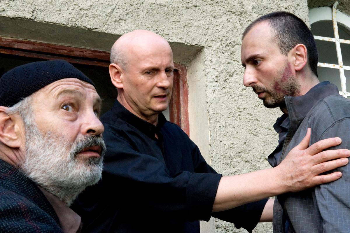 "Tatort: Lohn der Arbeit": Mustafa Nadarevic (Flamur), Christoph Leczszynski (Pfarrer), Branko Tomovic (Dimitar)