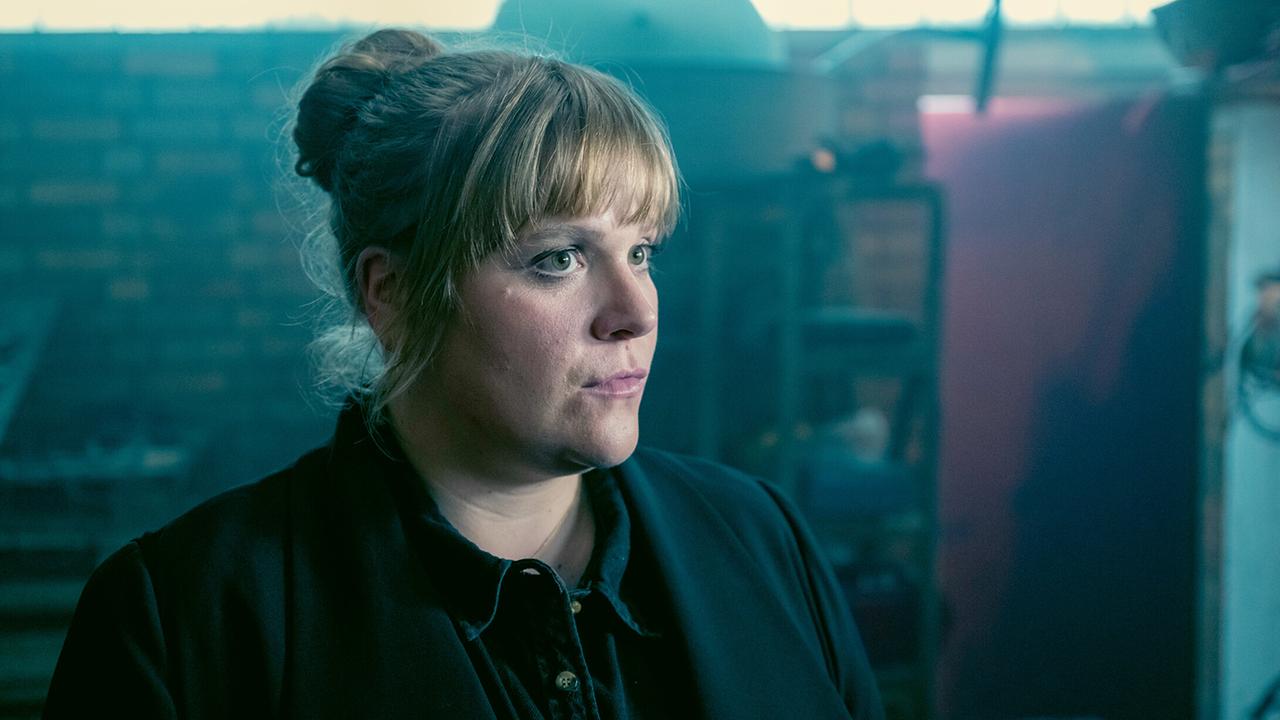 "Tatort: Love is pain": Rosa Herzog (Stefanie Reinsperger) fragt sich, ob Tom damals wirklich einen Unfall hatte. 