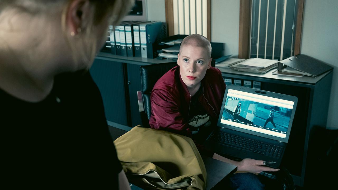 "Tatort: Love is pain": Die Superrecognizerin Beate Gräske (Sar Adina Scheer, rechts) unterstützt Rosa Herzog (Stefanie Reinsperger, links) bei der Suche nach dem Täter.