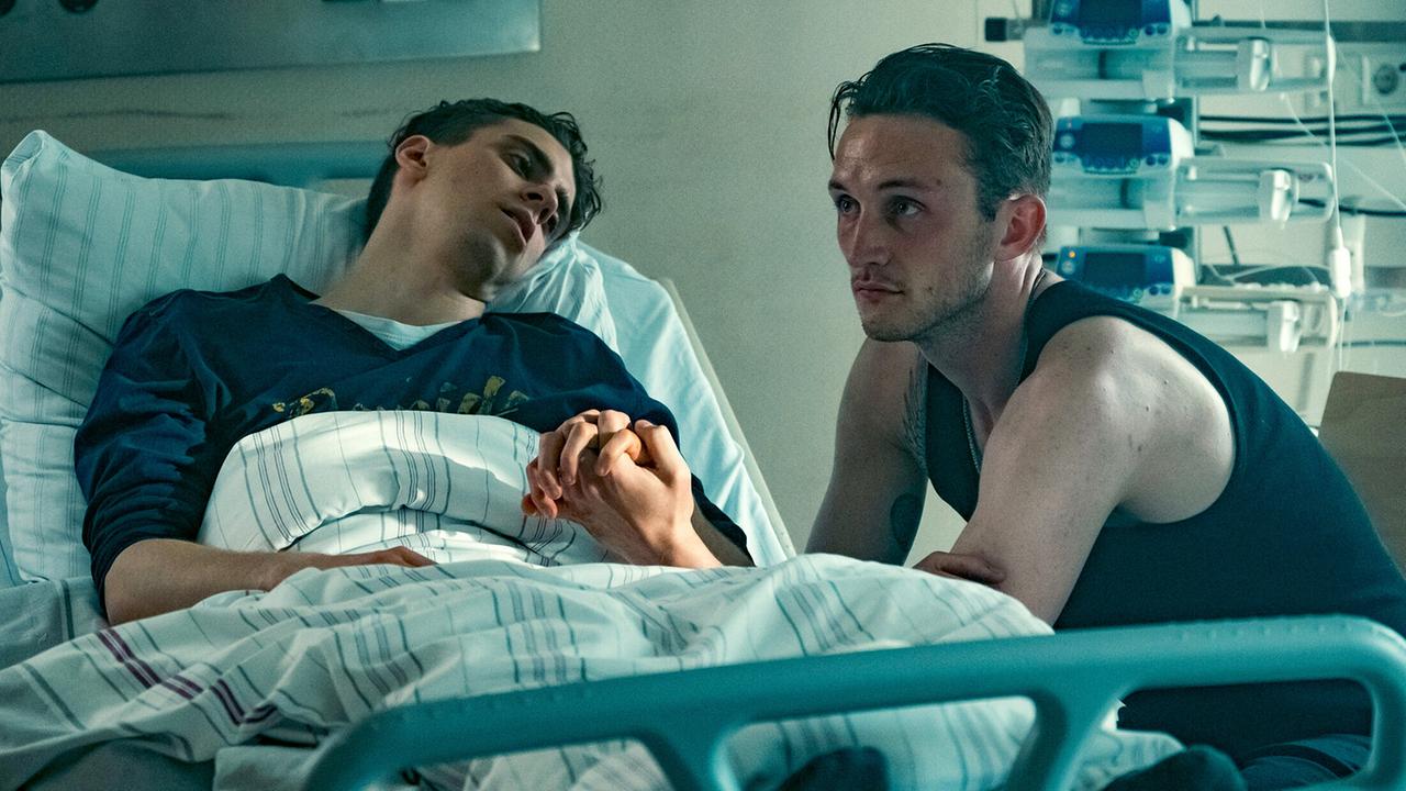 "Tatort: Love is pain": Mike Majewski (Nils Hohenhövel) am Bett von Tom (Roberto Capasso), der im Wachkoma liegt.