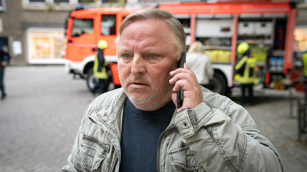 "Tatort: Magic Mom": Thiel (Jan Josef Liefers) erhält telefonisch wichtige Ermittlungsergebnisse.