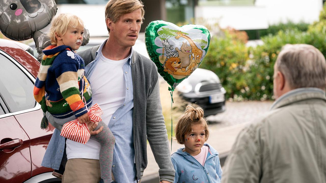 "Tatort: Magic Mom": Moritz Vogt (Golo Euler) kommt mit seinen Kindern nach Hause. Boerne und Thiel müssen ihn vom Tod seiner Frau unterrichten.