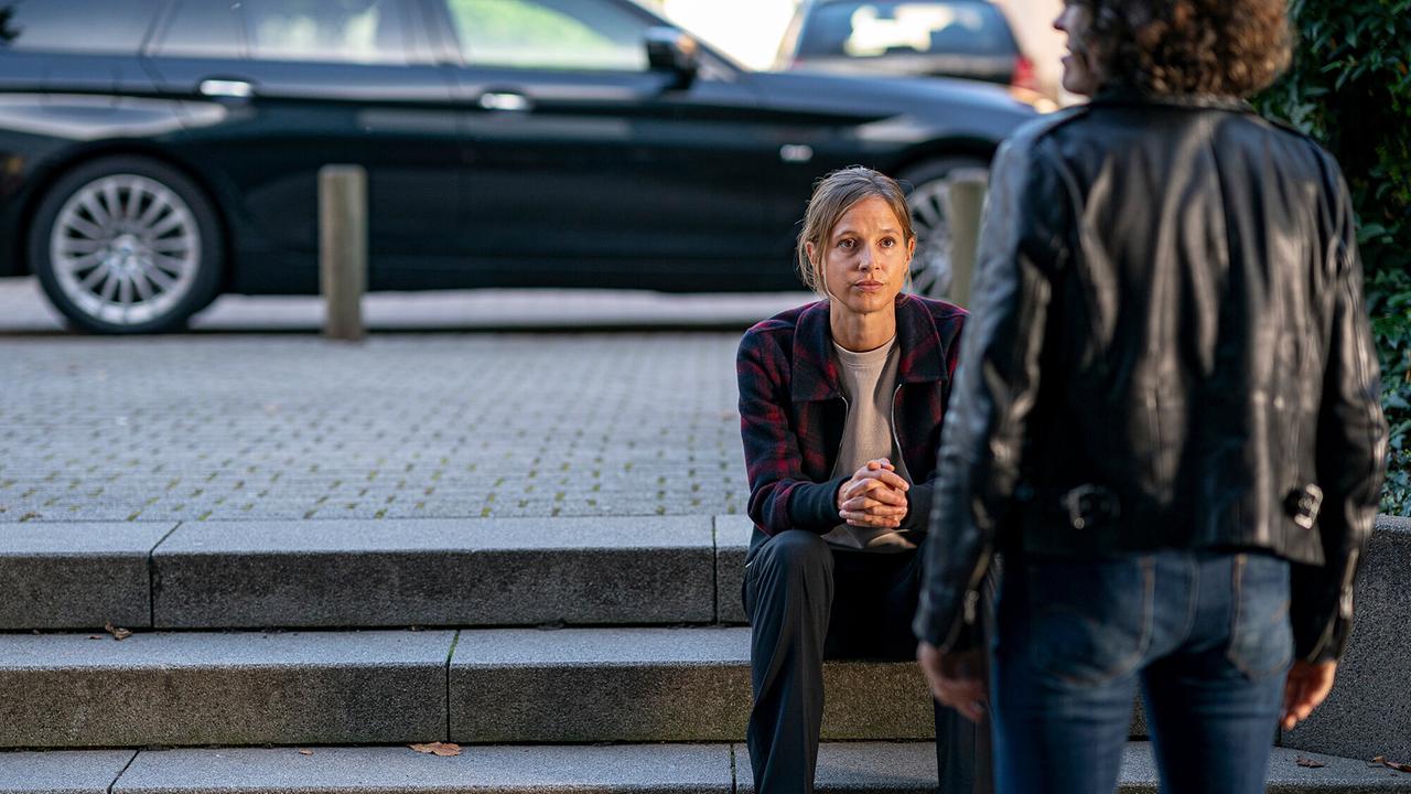 "Tatort: Marlon": Die Begutachtung des Tatorts und die Gespräche mit Eltern und Betreuern des toten Kindes haben Johanna Stern (Lisa Bitter) mitgenommen. Das wird kein einfacher Fall für sie und Lena Odenthal (Ulrike Folkerts).