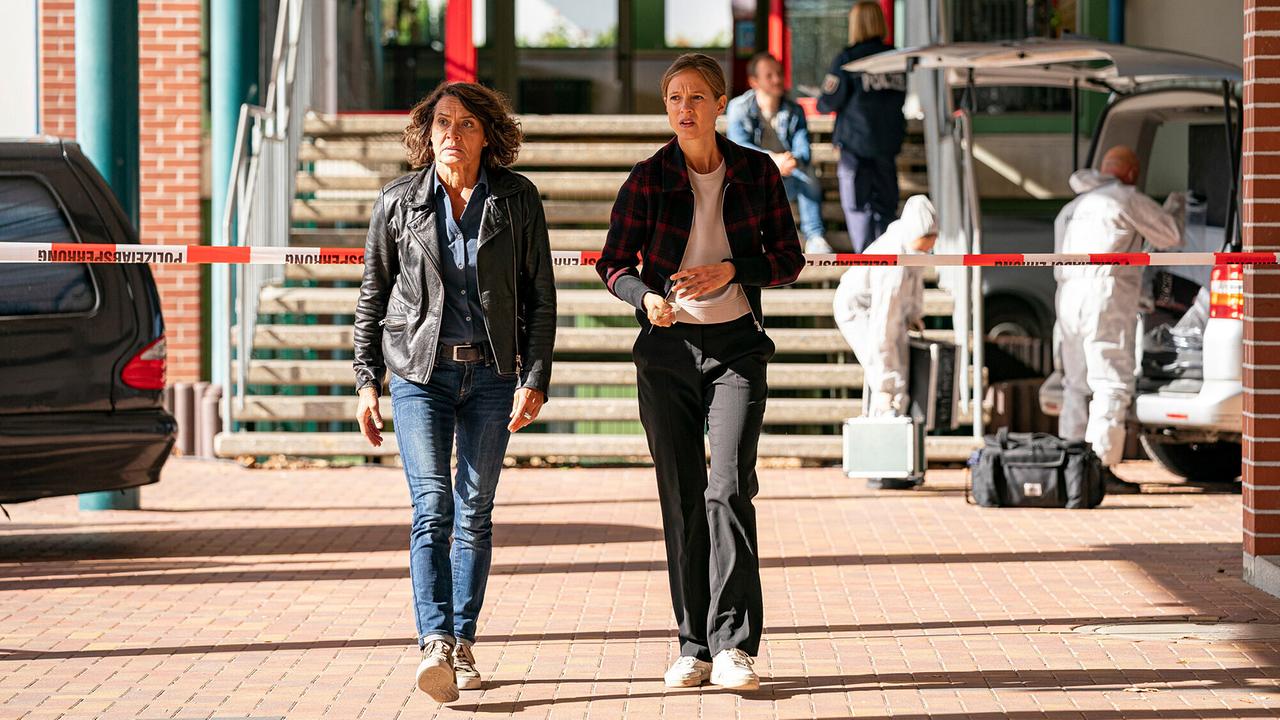 "Tatort: Marlon": Ein trauriger Fall für Lena Odenthal (Ulrike Folkerts) und Johanna Stern (Lisa Bitter), die den gewaltsamen Tod eines Schülers aufklären müssen.