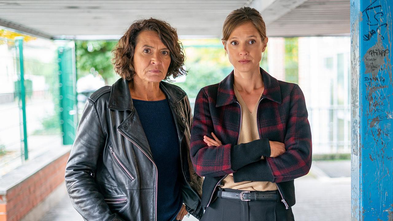 "Tatort: Marlon": Lena Odenthal (Ulrike Folkerts) und Johanna Stern (Lisa Bitter) bei den Ermittlungen zu ihrem aktuellen Fall, dem Tod eines Schülers.