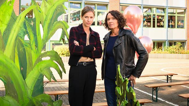 "Tatort: Marlon": Johanna Stern (Lisa Bitter) und Lena Odenthal (Ulrike Folkerts) ermitteln in einer Schule am Tag des Schulfests.