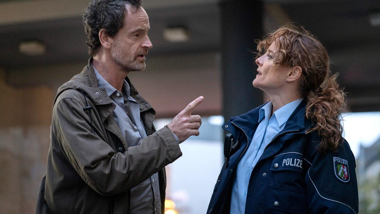 "Tatort: Masken": Auf Streife: Kommissar Peter Faber (Jörg Hartmann) begleitet die Leiterin der Polizeiwache Hörde, Katrin Steinmann (Anne Ratte-Polle).