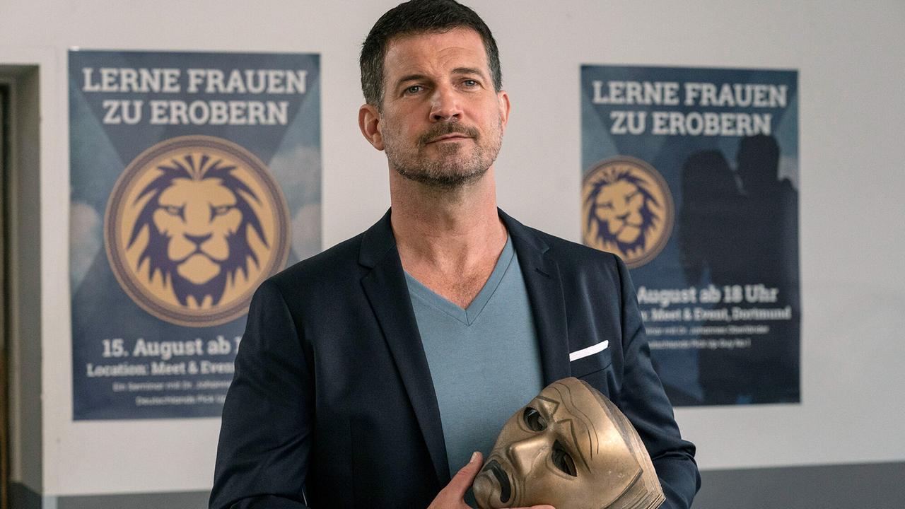 "Tatort: Masken": „Lerne Frauen zu erobern“: Dr. Johannes Oberschläger (Simon Böer) verteilt Masken an jeden Teilnehmer seines Seminars.