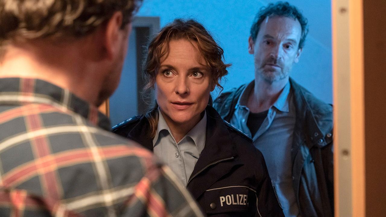 "Tatort: Masken": Kommissar Peter Faber (Jörg Hartmann) begleitet die Leiterin der Polizeiwache Hörde Katrin Steinmann (Anne Ratte-Polle) – sie wurden zu einem Einsatz wegen Ruhestörung gerufen.