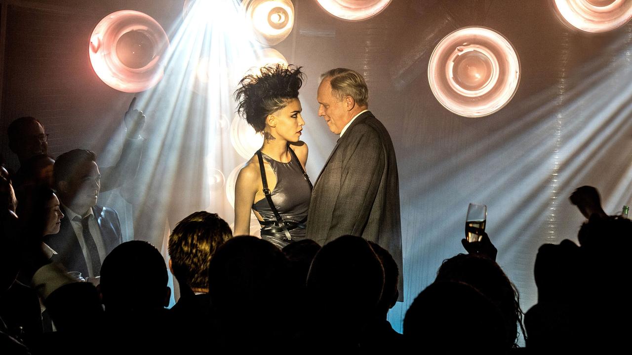 "Tatort: Murot und das Paradies": Ruby Kortus (Ioana Bugarin) und Kommissar Felix Murot (Ulrich Tukur)