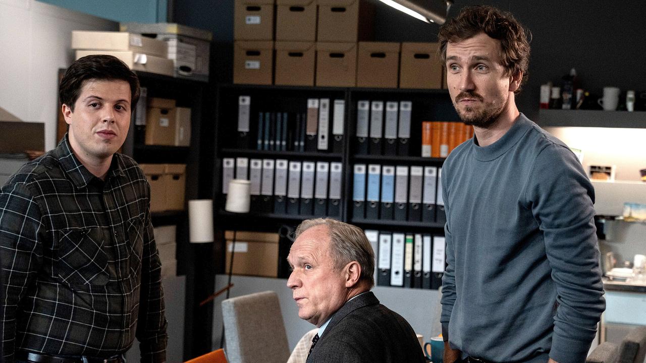 "Tatort: Murot und das Paradies": Detlev Nübel (Alex Kapl), Kommissar Felix Murot (Ulrich Tukur) und Thorben Pohlmann (Jan Krauter)