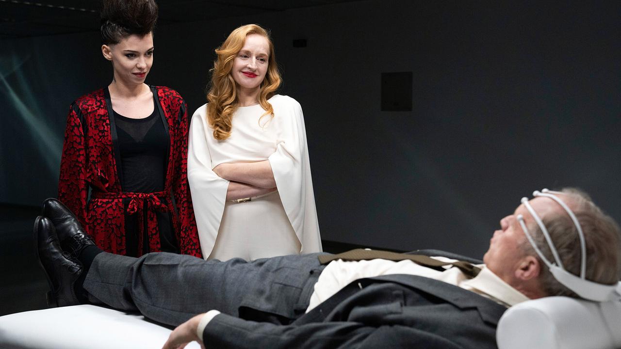 "Tatort: Murot und das Paradies": Ruby Kortus (Ioana Bugarin), Eva Lisinska (Brigitte Hobmeier) und Kommissar Felix Murot (Ulrich Tukur)