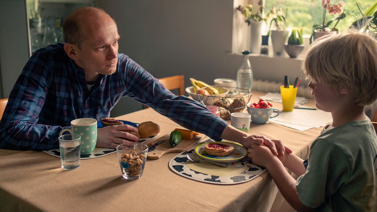 "Tatort: Nichts als die Wahrheit (1)": Paul Kästner (Bernhard Conrad) sitzt mit seinem Sohn Matti (Yvon Moltzen) am Frühstückstisch.