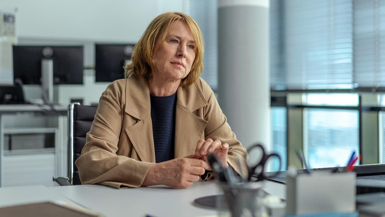 "Tatort: Nichts als die Wahrheit (2)": Kommissarin Bonard (Corinna Harfouch) an ihrem Arbeitsplatz in der Mordkommission.