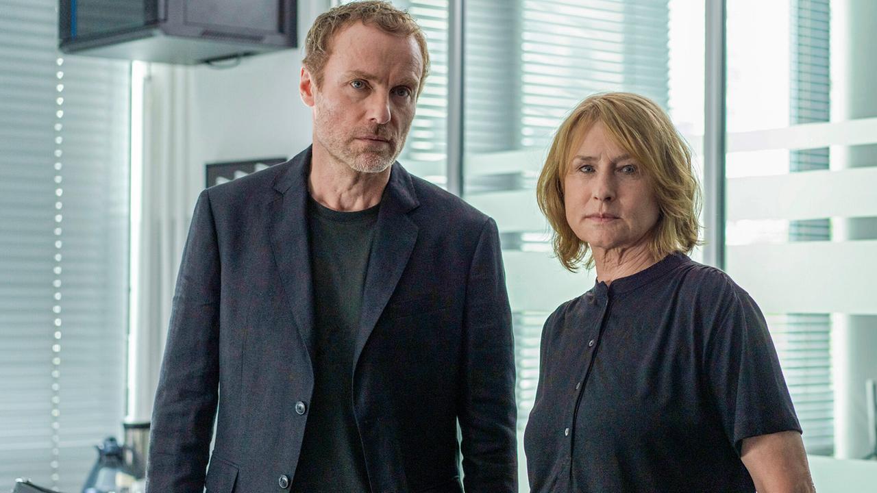 "Tatort: Nichts als die Wahrheit (2)": Kommissar Robert Karow (Mark Waschke) und Kommissarin Susanne Bonard (Corinna Harfouch) gehen in der Mordkommission einem Fall nach.