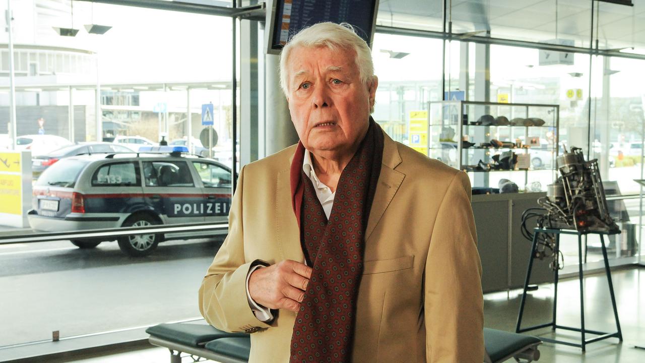 "Tatort - Paradies": Der Mindestrentner Paul (Peter Weck) möchte im letzten Augenblick seinen Traum, in die Südsee zu fliegen, verwirklichen.