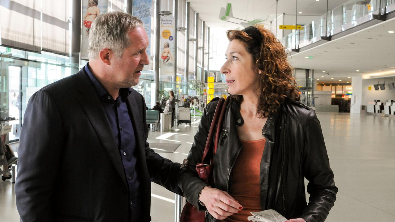 "Tatort - Paradies": Eben hat Bibi die Nachricht vom Tod ihres Vaters erhalten (v.li.: Harald Krassnitzer, Adele Neuhauser).