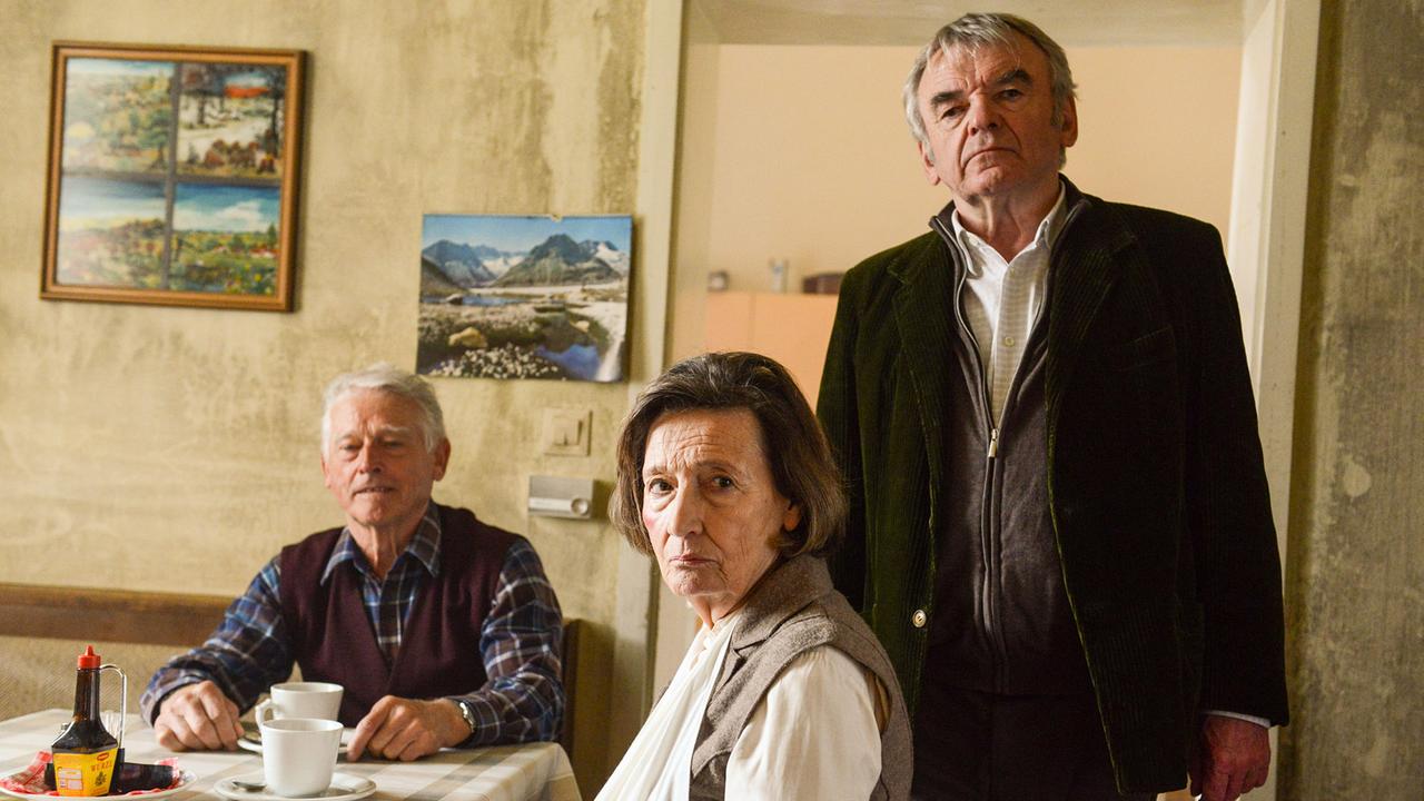 "Tatort - Paradies": Der pensionierte Polizist Sommer beobachtet die Bewohner des Altersheims (Gertrud Roll, Branko Samarovski).