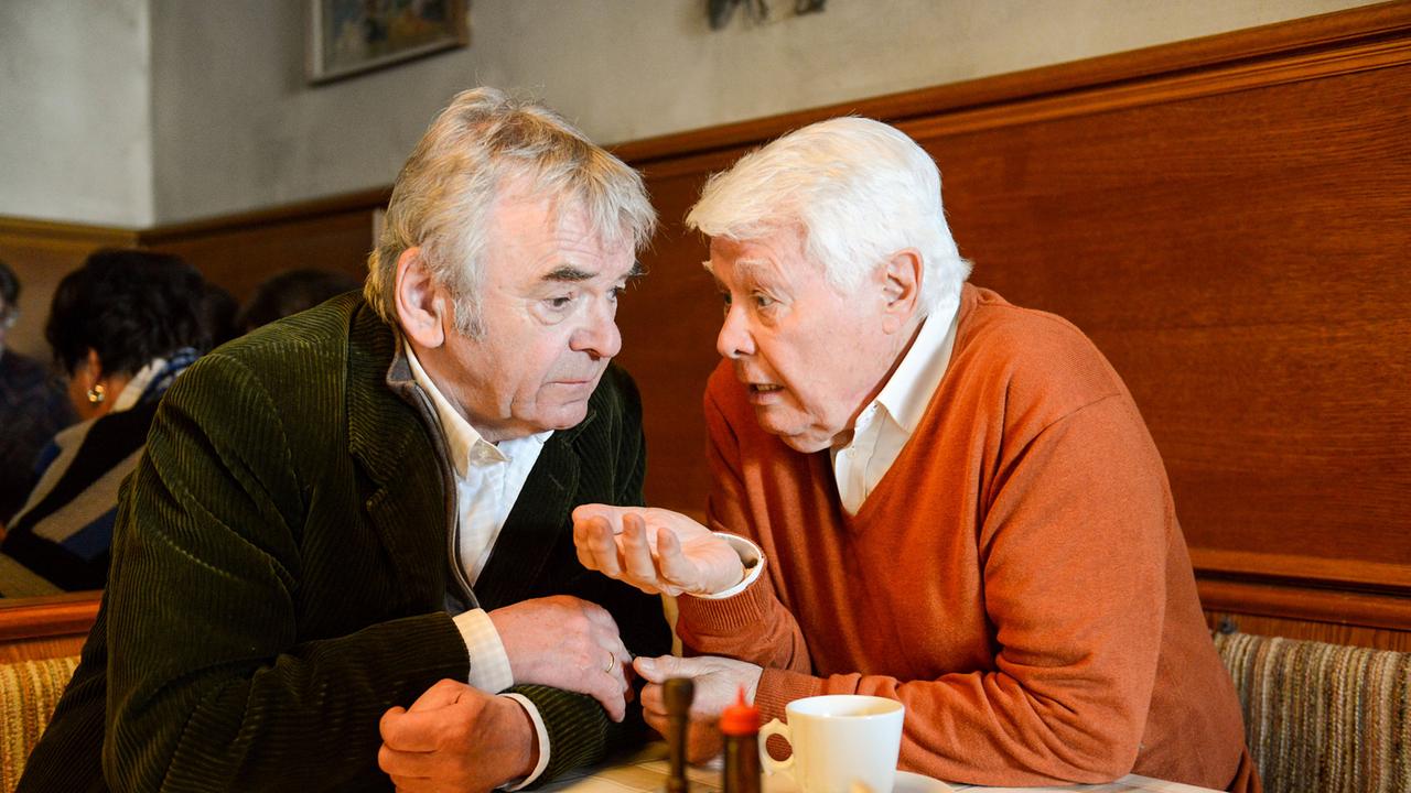 "Tatort - Paradies": Undercover-Polizist Sommer (Branko Samarovski) und der Mindestrentner Paul (Peter Weck).
