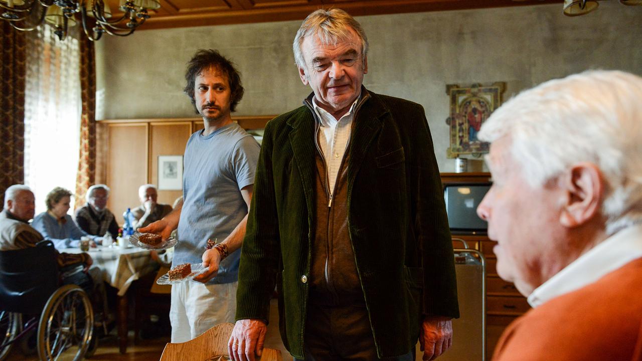 "Tatort - Paradies": Der Pfleger Robert beobachtet Sommer skeptisch (v.li.: Michael Ostrowski, Branko Samarovski, Peter Weck)
